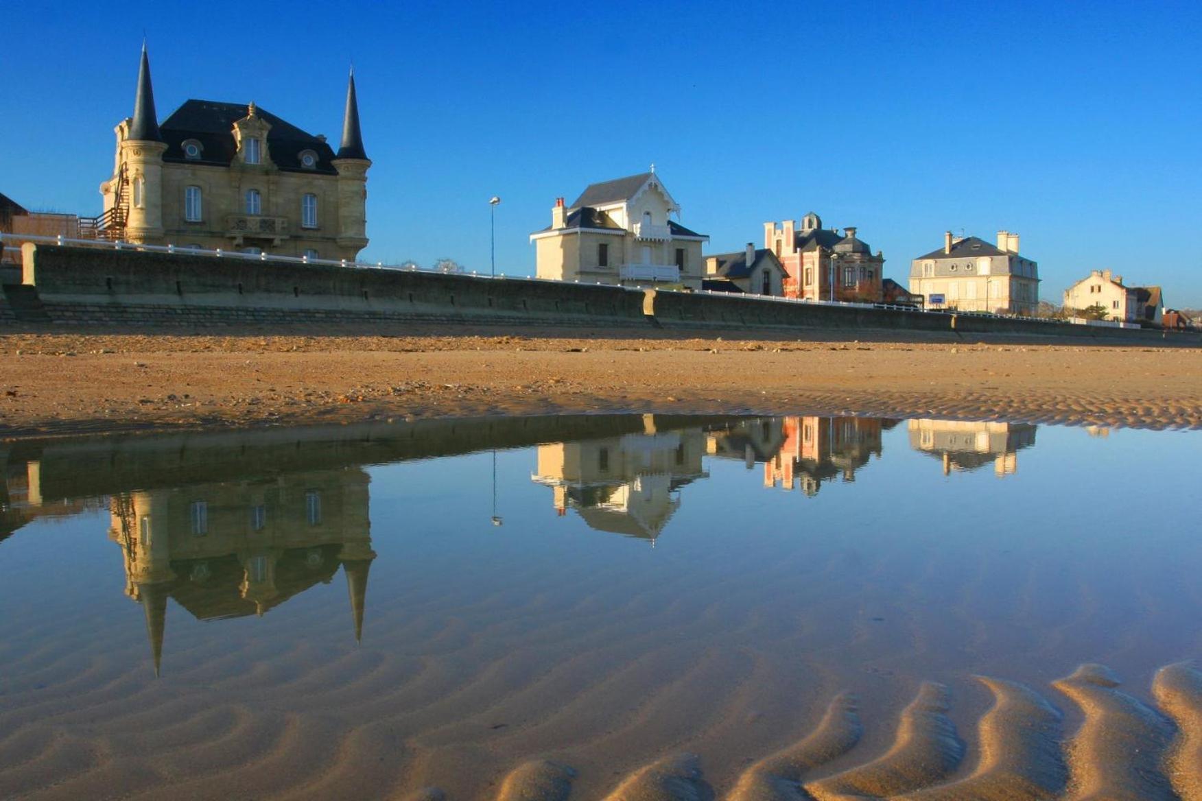 Les Douves Duplex 5 Personnes Lumineux Avec Jardin Et Terrasse Amenagee , Vue Sur Chateau A 5Mn De La Mer, Proche Omaha Beach Et Bayeux Commes Luaran gambar